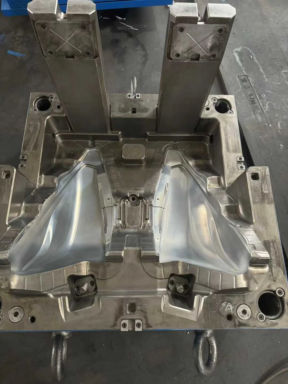 Auto parts mould 6