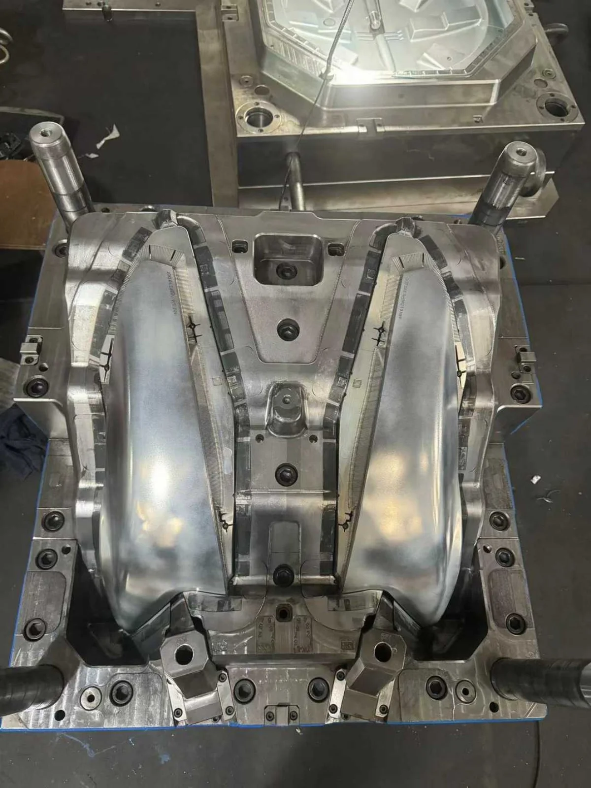 Auto parts mould 5